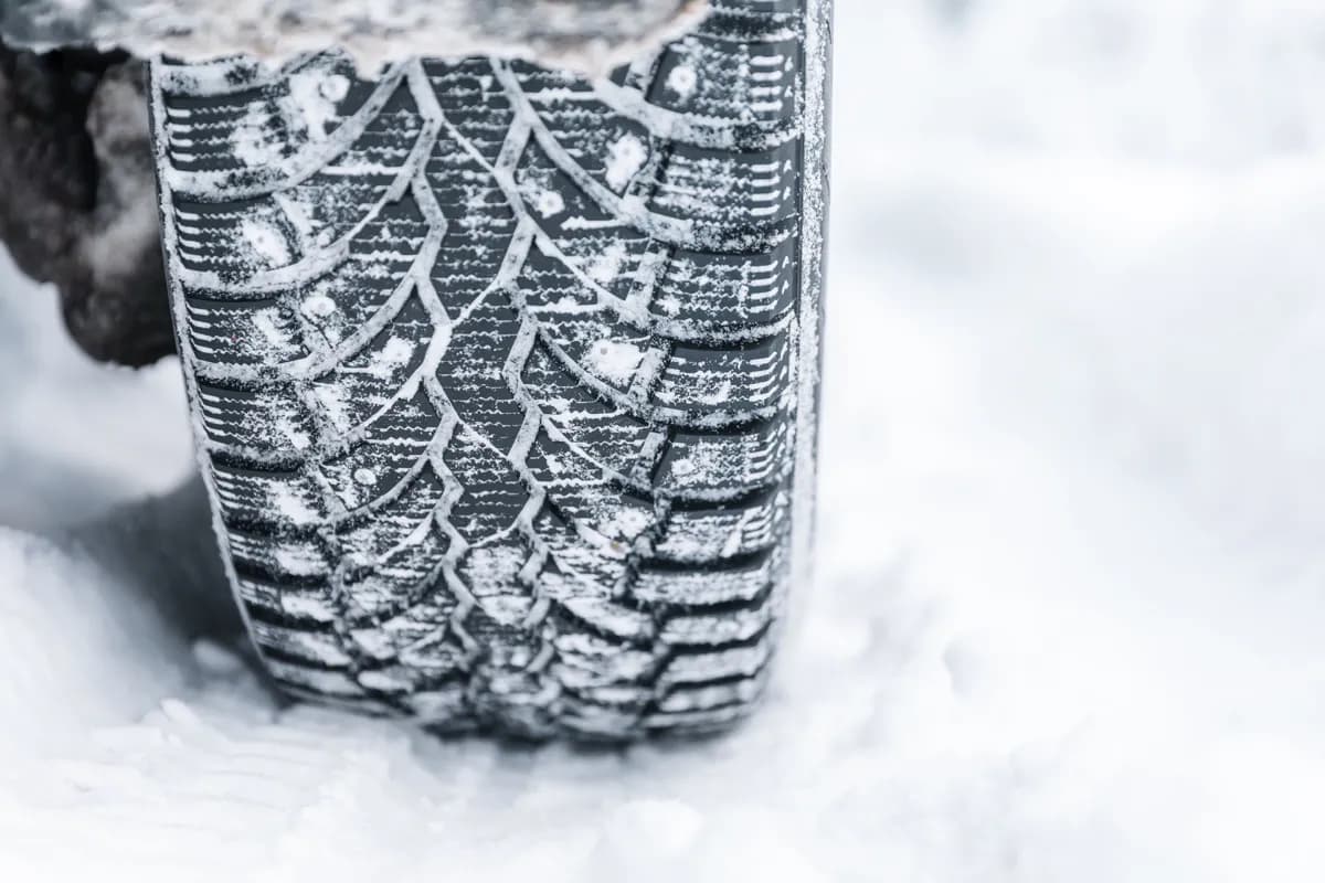 Équiper les pneus pour la neige